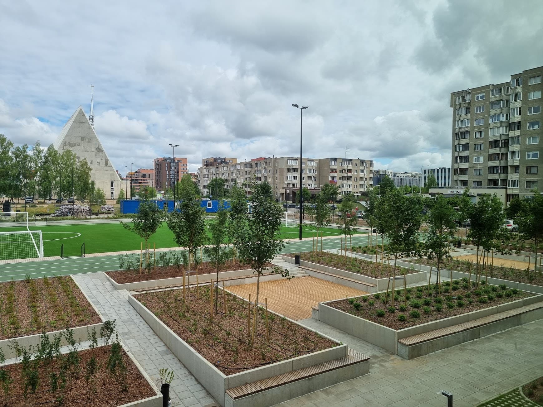 Viešo objekto apželdinimas su laistymo sistema
