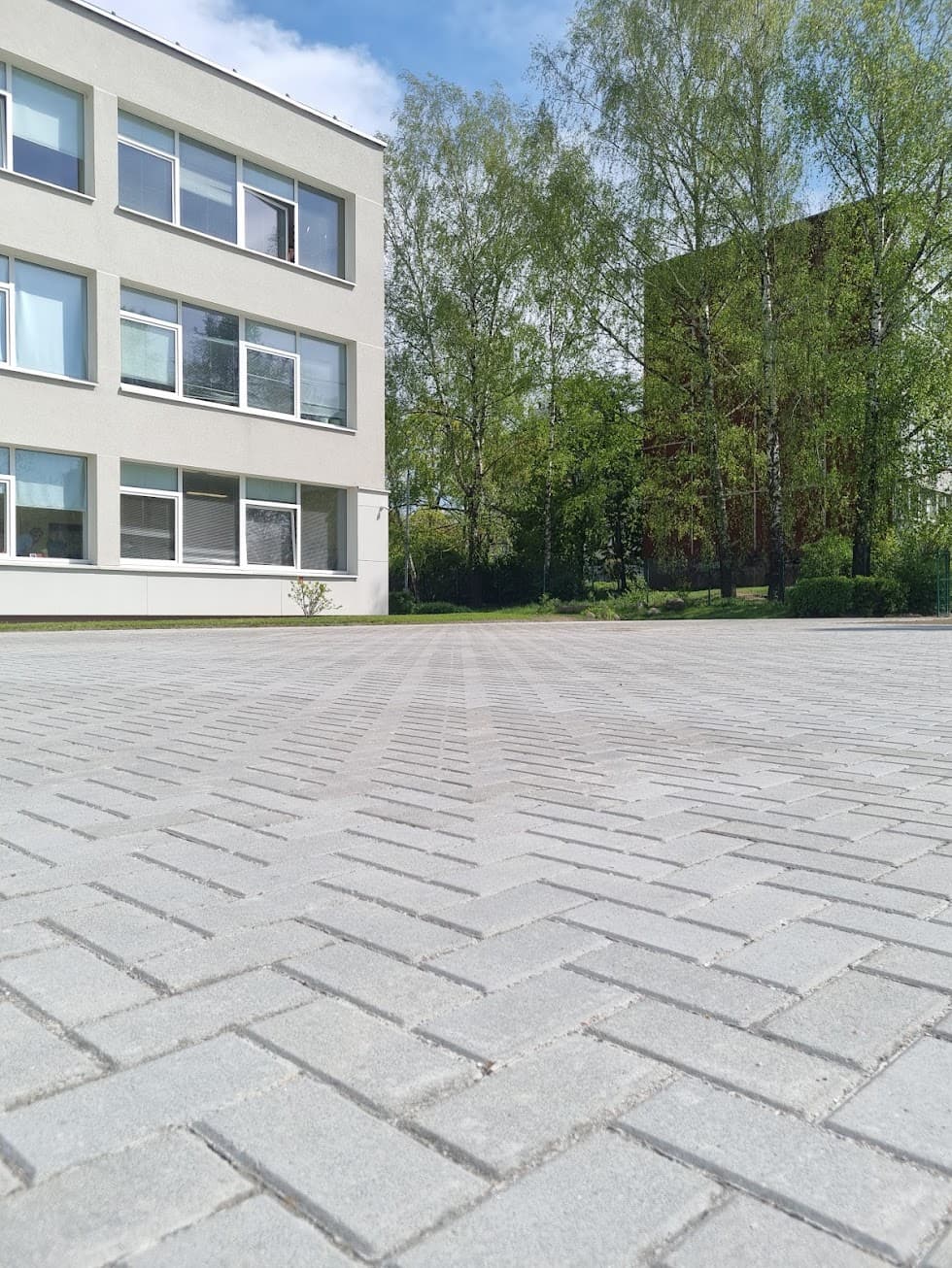 Trinkelių aikštė prie pastato