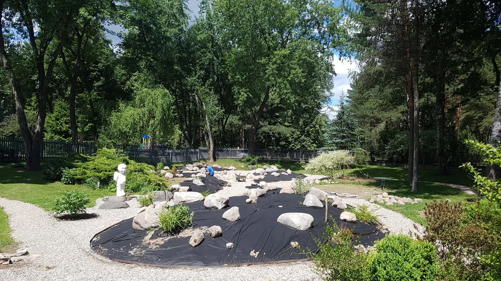 Pasodinti augalai tarp akmenų ir skaldos
