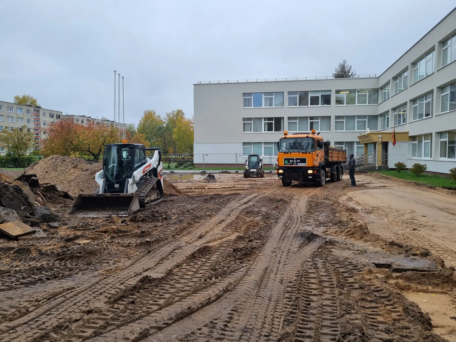 Technika ir pagrindų ruošimas gimnazijos teritorijoje