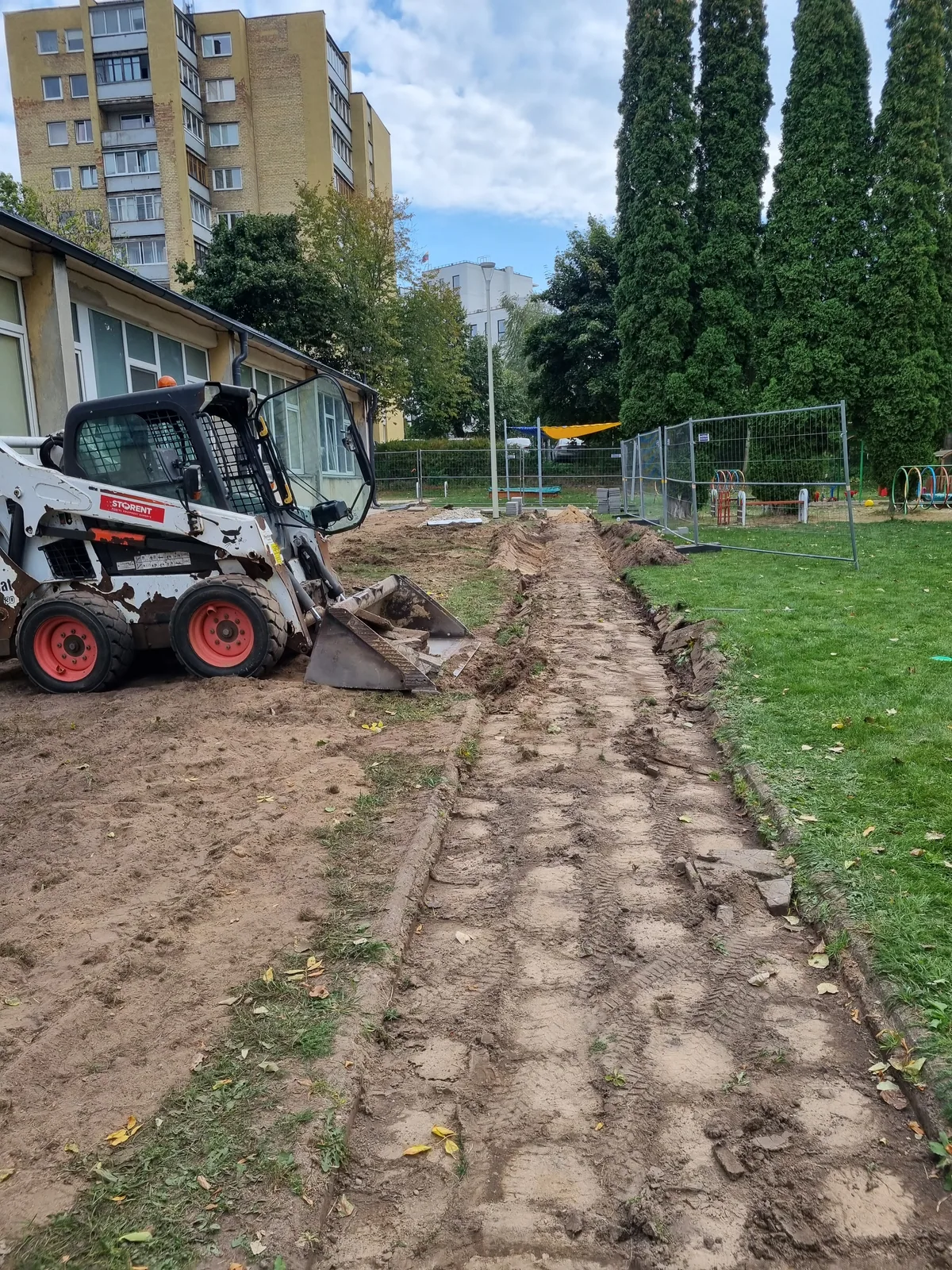 Senos takų dangos ardymo darbai su mažu krautuvu