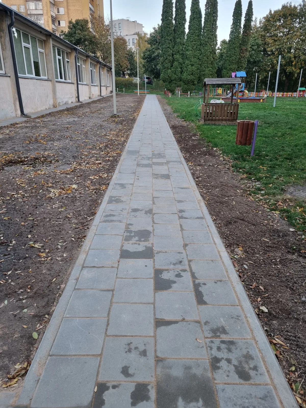 Atnaujintas plytelių takas prie lopšelio-darželio „Liepsnelė“