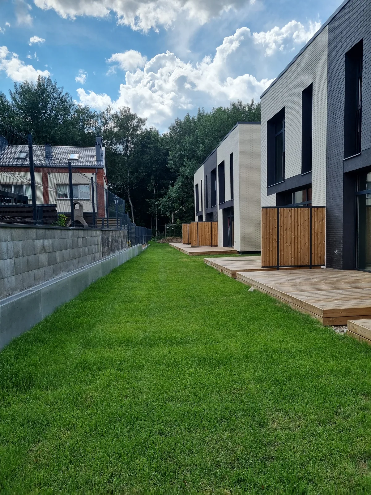 Ruloninė veja šalia „MO Garden“ namų