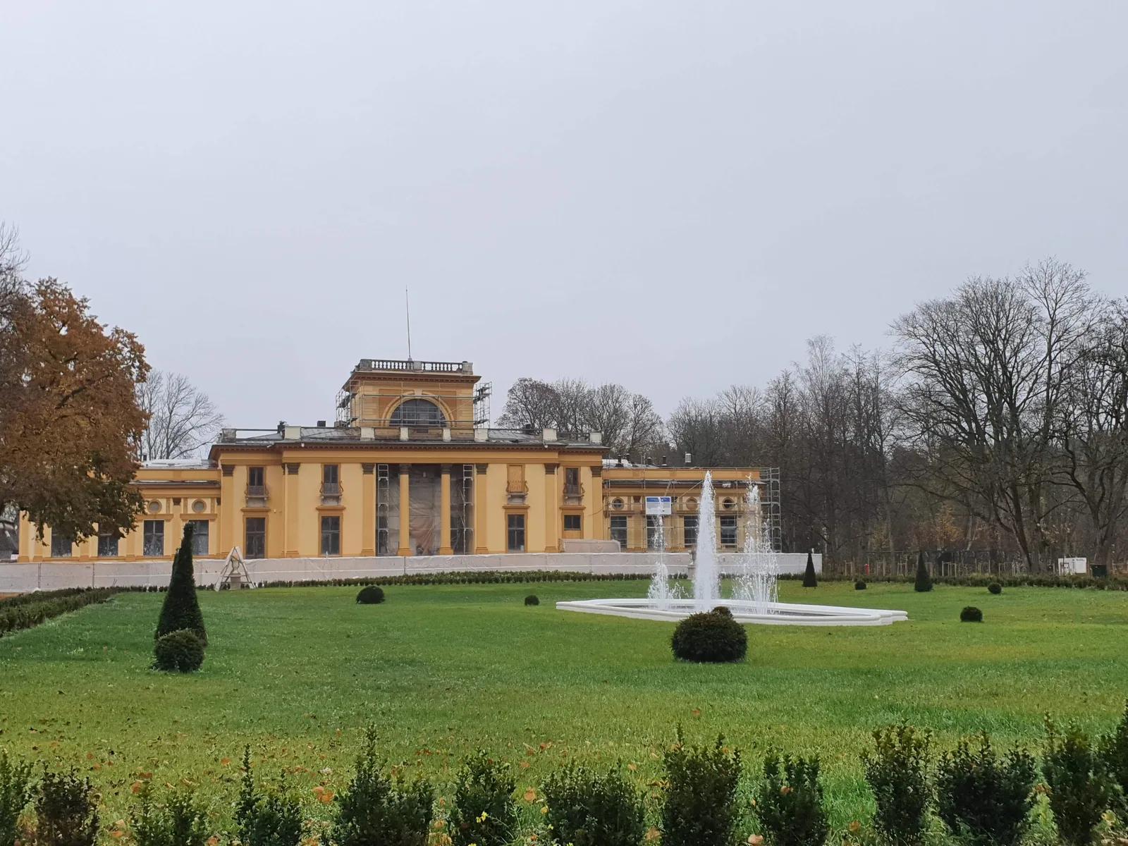 Sužaliavusi veja ir želdiniai priešais dvaro rūmus